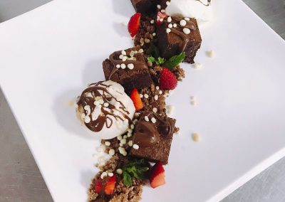 Brownie con helado, fresas y chocolate fundido - Boutique Hotel el Tío Kiko